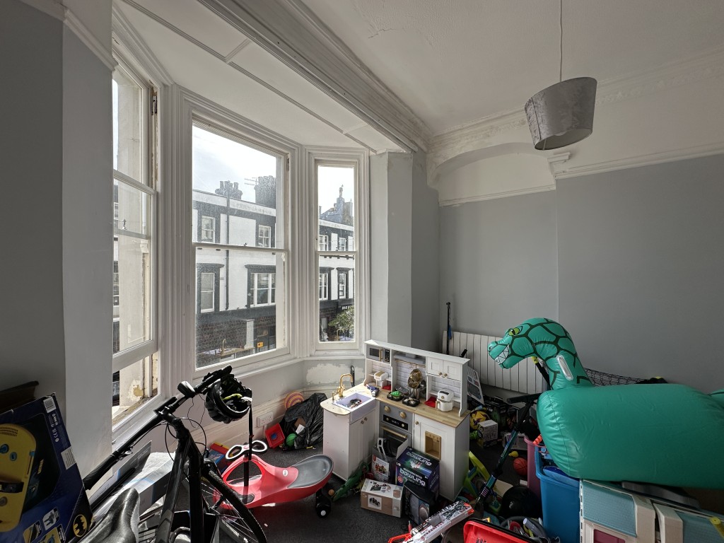 Lot: 79 - MIXED FREEHOLD RESIDENTIAL AND COMMERCIAL INVESTMENT - Flat 1, 56 Kings Road Bedroom